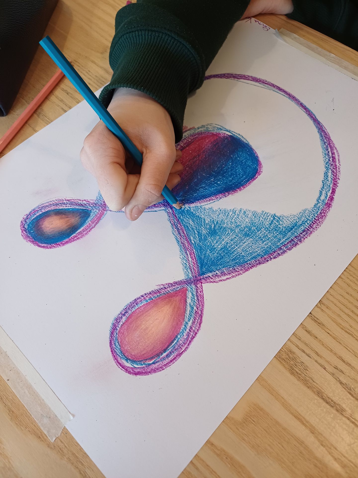 hand dat aan het tekenen en kleuren is