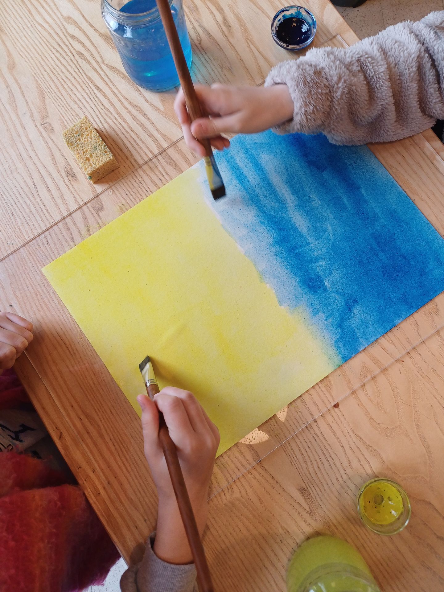 twee kinderen die aan het verven zijn