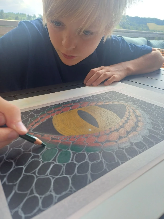 Drakenoog op zwart papier